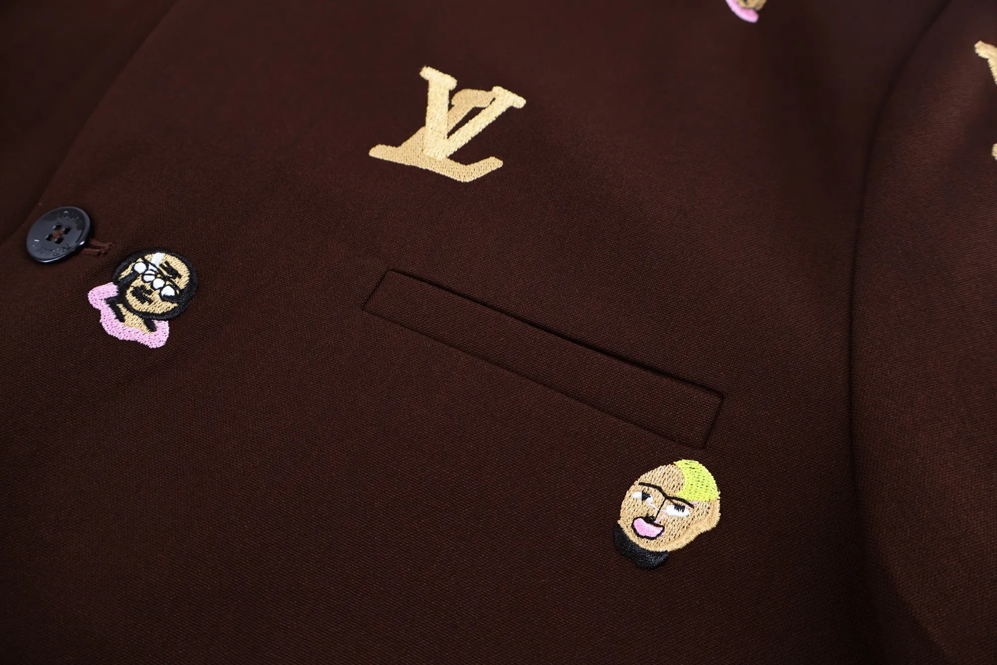 🅿️1120 1v 24SS small head pattern embroidered jacket. The first series of cooperation with artist Henry Talor. The embroidered figures on it really don’t need to be too delicate. They can be salty or sweet through different combinations. The fabric is made of the same ultra-high-count imported worsted wool blended nylon material as the original. There is no color difference between the color and texture of the original. The accessories and hardware are all custom-made from molds, which is extremely difficult and costly, just to ensure the absolute restoration from the inside to the outside. The special-shaped tailoring of the neckline is restored with ingenuity, and the shoulder pads have been adjusted many times to perfect the original straight shoulder shape. 2,500 specially-made small back collar logos are used for high-density embroidery on the same fabric base. The Feidong logo is clear and delicate, highlighting the identity. The overall wiring is straight and delicate, the fabric is comfortable and soft, and the color is consistent without color difference. Size:46-48-50-52
